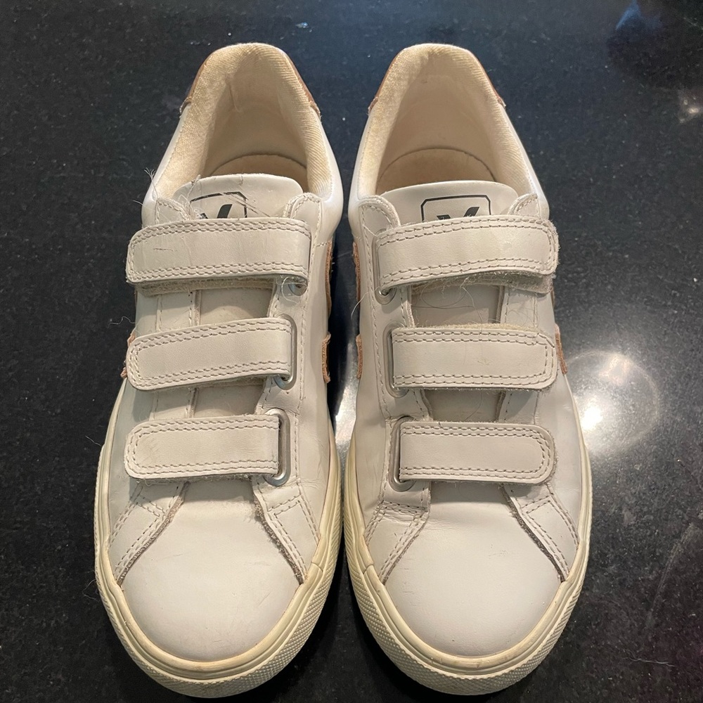 Veja Recife Leather Sneaker Unisex size 6, EU 37